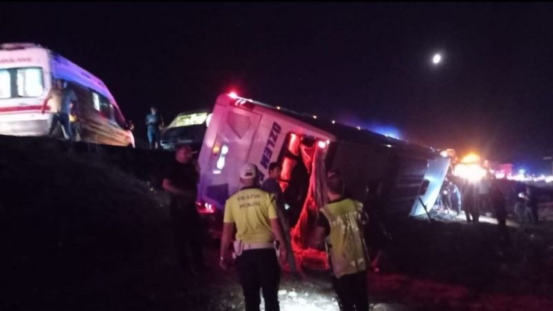 Ölüm yolunda kaza: Yolcu otobüsü ve kamyon çarpıştı