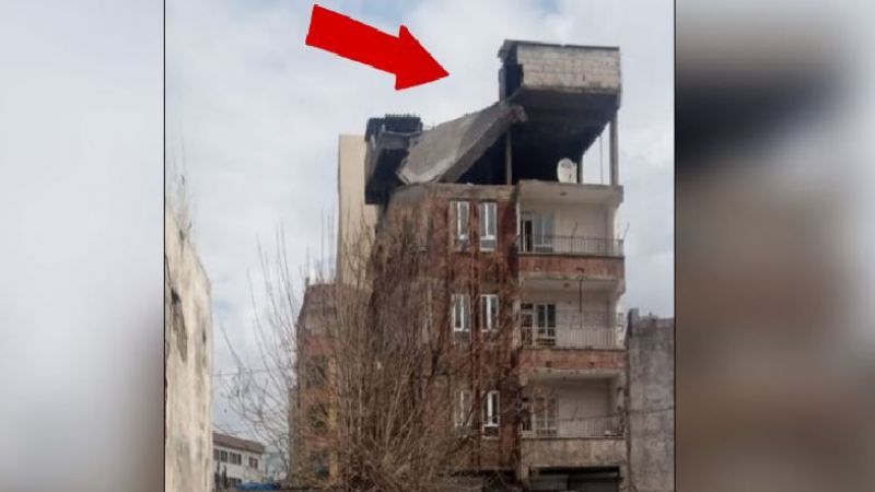Depremde çatı katı yıkılan bina tehlike saçıyor !