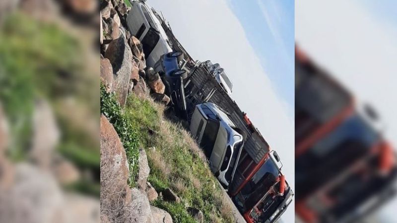 Urfa’da araç yüklü TIR devrildi