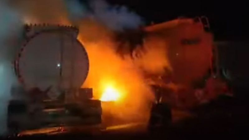 Urfa’da iki TIR alevlere teslim oldu