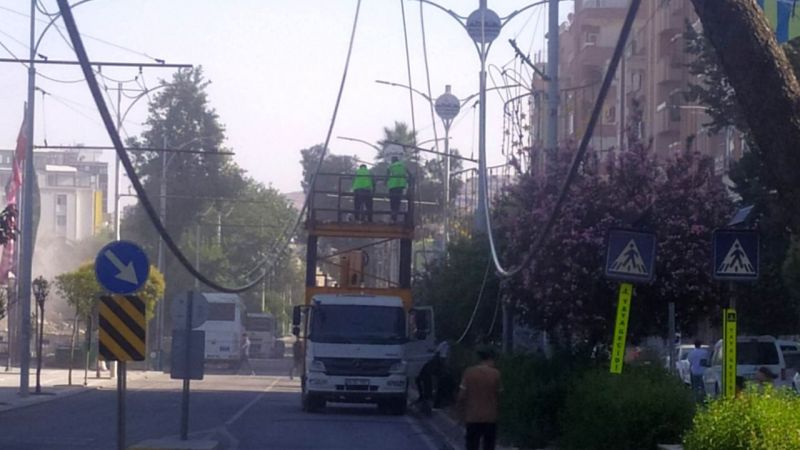 Trambüsün telleri sökülüyor