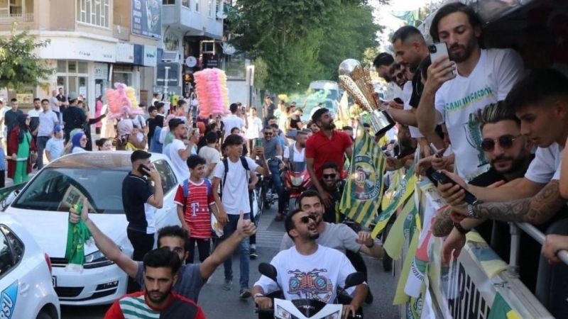 Ceylanlar kupayla şehir turu attı