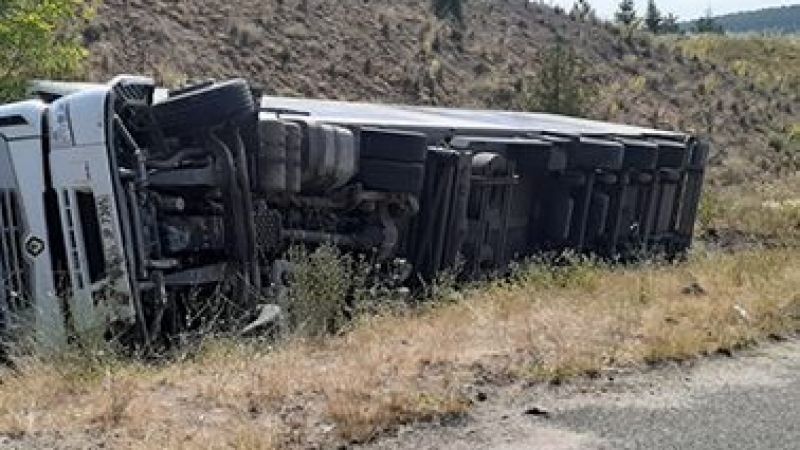 Urfa – Antep yolunda TIR devrildi