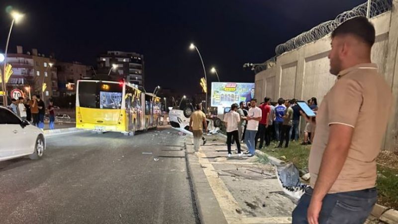 Hızını alamayan araç elektrik direğine çarpıp takla attı