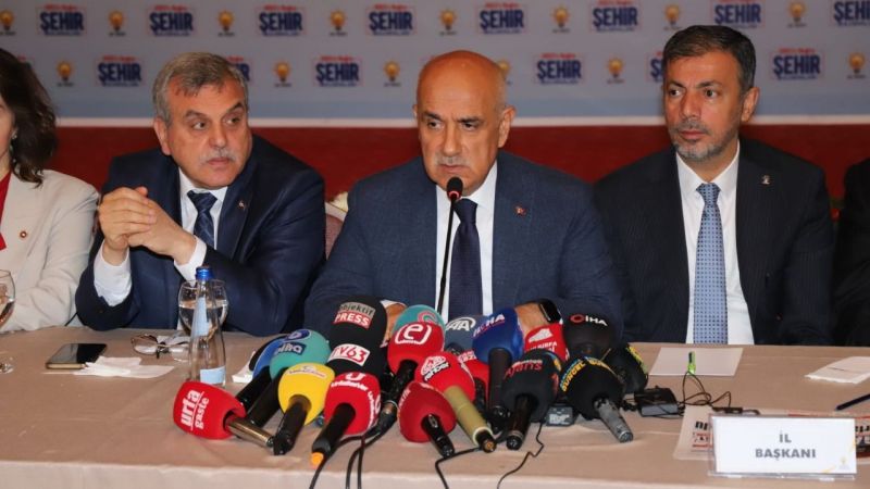 Urfa çiftçisi müjde bekliyordu. Bakan İstanbul'a yapılan köprüyü anlattı