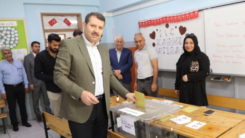 Vali Ayhan da oyunu kullandı