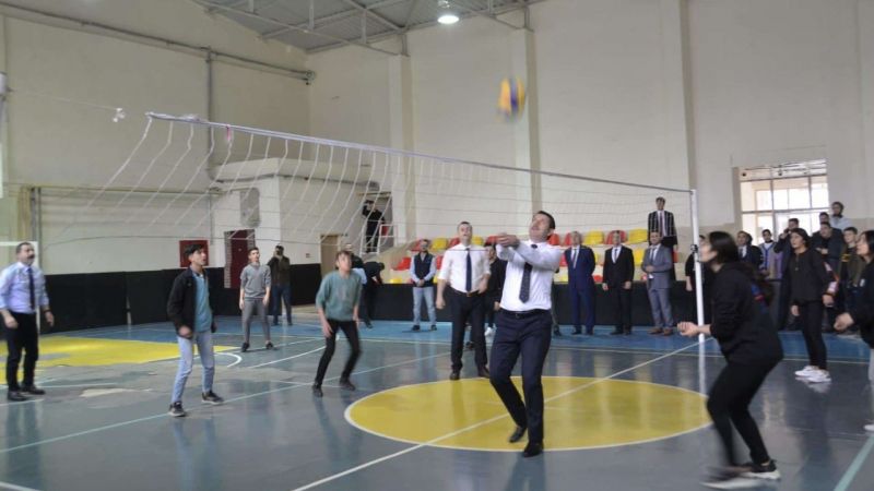 Vali Ayhan, öğrencilerle Voleybol oynadı 