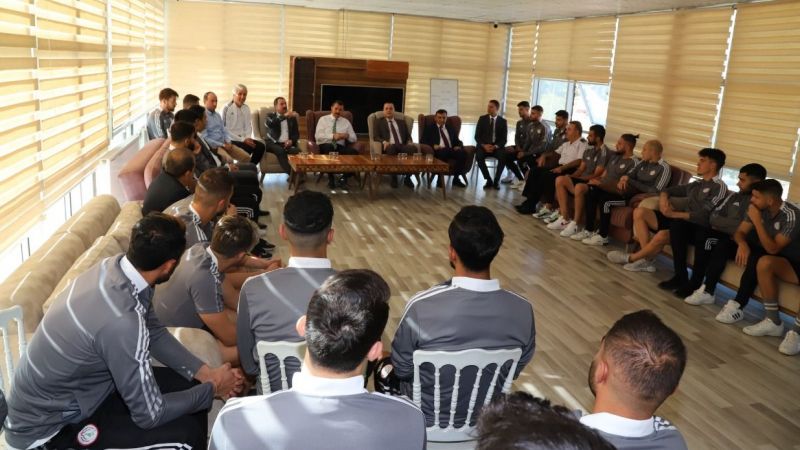 Vali Ayhan'dan Karaköprü Kulübüne moral ziyareti 
