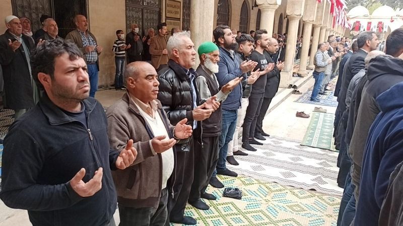 Urfa'da eller rahmet için açıldı