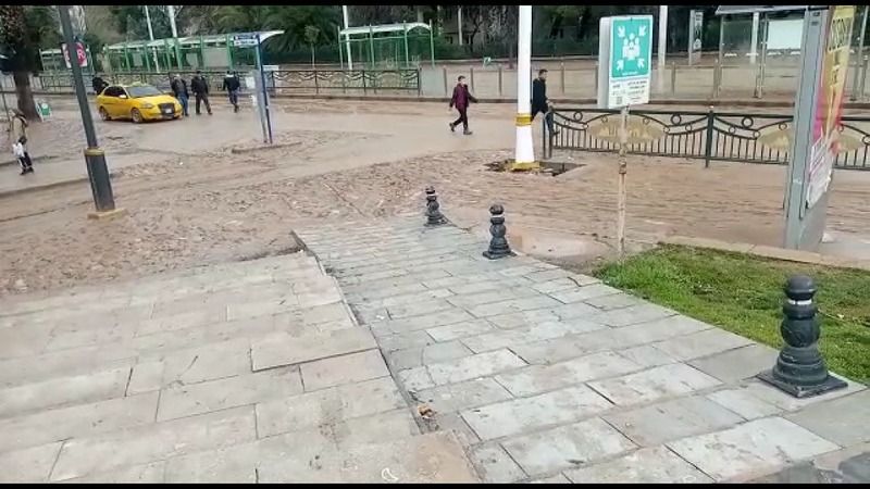 Sel gitti, yollar çamur deryasına döndü