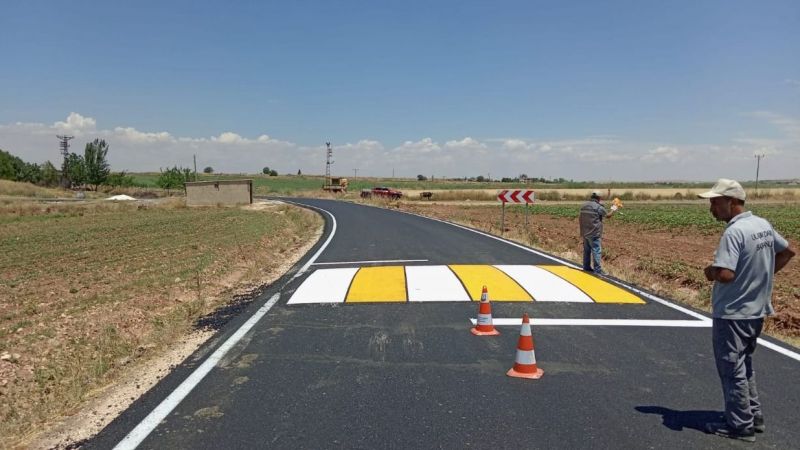 Trafik güvenliği için yol çizgi çalışması 