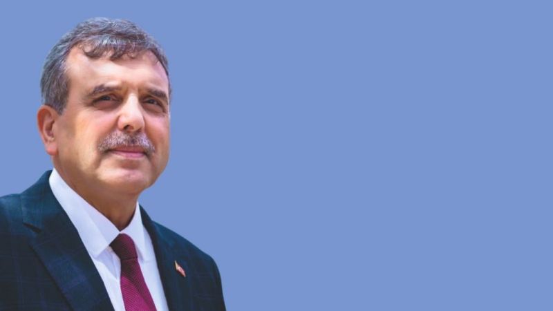 Yüzde % 63'le seçilmişti. Kendisine duyulan güven % 43'e düştü